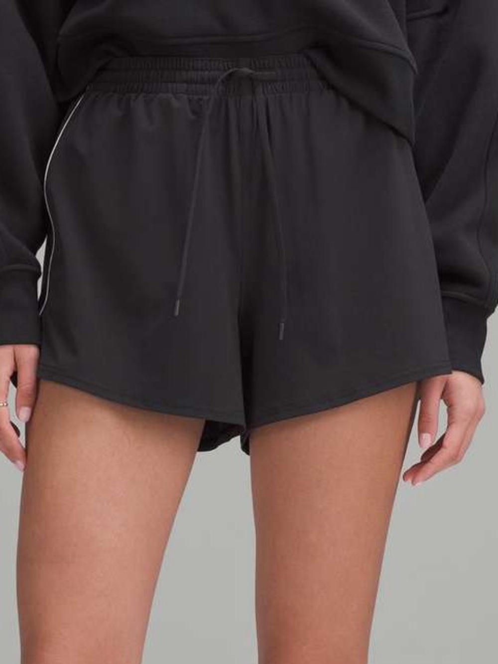 Lululemon Lightweight High-Rise Relaxed Short 3" in Black / White Size 10